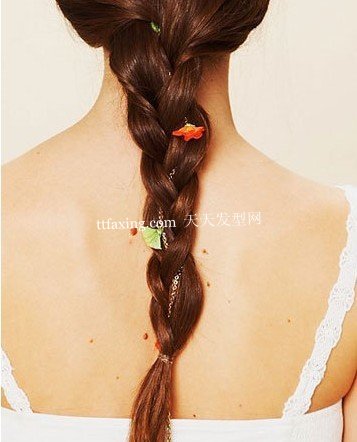 欧美街拍的发型和发饰 打造温婉可爱范儿 zaoxingkong.com