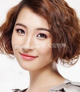 一见倾心的韩式中短发发型扎法　演绎个性 zaoxingkong.com