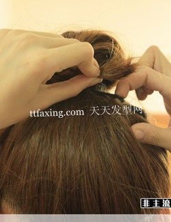 怎样扎花苞头 林依晨式长头发的扎法 zaoxingkong.com