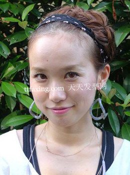 扎发带的小技巧 DIY发型中的小细节 zaoxingkong.com