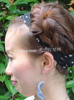 扎发带的小技巧 DIY发型中的小细节 zaoxingkong.com