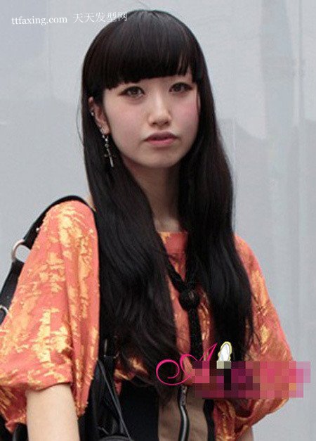 夏日约会甜美街拍发型　适合方脸女孩的发型 zaoxingkong.com