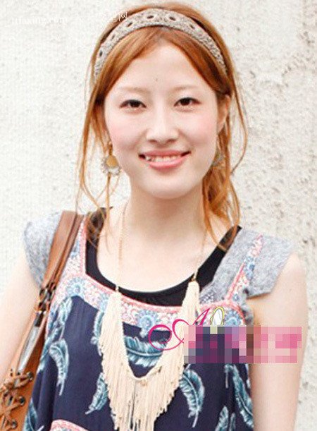 夏日约会甜美街拍发型　适合方脸女孩的发型 zaoxingkong.com