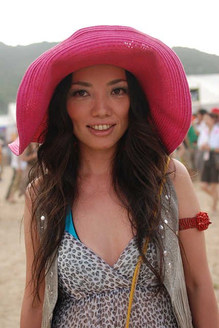 流行发型与帽子的搭配:秀出时尚美发型 zaoxingkong.com
