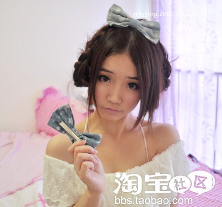 圆脸适合剪斜刘海吗　模特发型变身性感小魔女 zaoxingkong.com