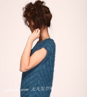 女生必备的夏季长发发型扎法及步骤 zaoxingkong.com