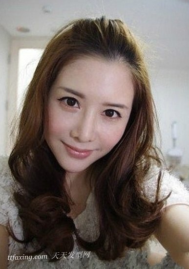 气质MM超爱的刘海往上梳发型步骤 zaoxingkong.com