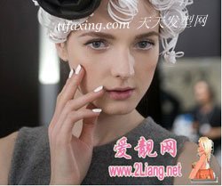 时尚的白色指甲油涂法 zaoxingkong.com