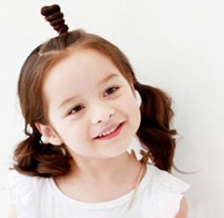 小女孩发型绑扎方法图片 儿童发型也抢镜 zaoxingkong.com