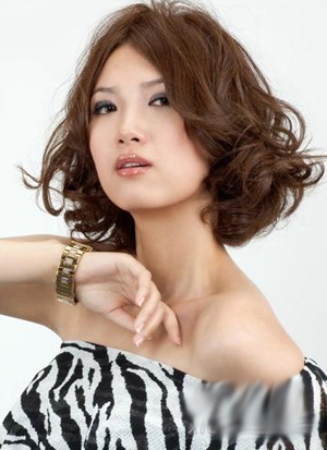 2014最新发型短卷发发型图片 展现女人另一面妩媚 zaoxingkong.com