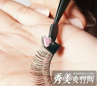 甜美爬上睫毛 打造鬼马精灵假睫毛妆 zaoxingkong.com