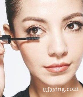 新手假睫毛怎么贴又快又好图解 如何贴假睫毛的步骤 zaoxingkong.com