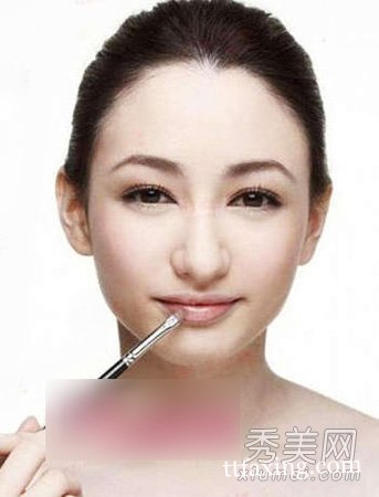 OL日常化妆技巧 4步打造淡雅妆容 zaoxingkong.com