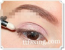 半圆粉色眼妆画法图解 让你拥有迷人甜美妆容 zaoxingkong.com