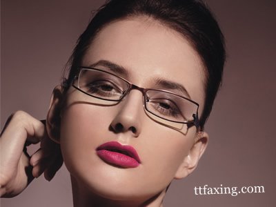 眼镜美女怎样画大眼妆 让眼睛变得更大 zaoxingkong.com