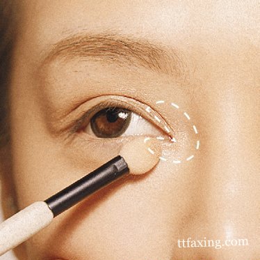 两款自然大眼妆的画法 画清新灵动眼妆就是这么简单 zaoxingkong.com