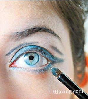蓝色双眼线的画法 打造夏日创意眼妆 zaoxingkong.com