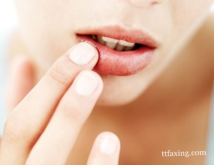 冬季嘴唇干裂起皮怎么办 预防嘴唇干裂起皮的方法 zaoxingkong.com