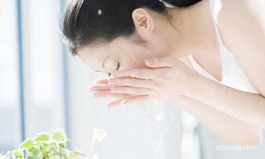 分享洗脸的正确方法 洗脸新技能提升洁肤力度 zaoxingkong.com
