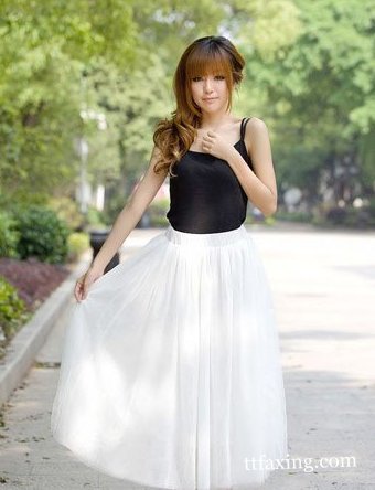 长款白色纱裙搭配 集性感柔美于一身 zaoxingkong.com