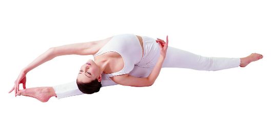 盘点简单的瑜伽瘦腰动作 让你打造完美腰线 zaoxingkong.com