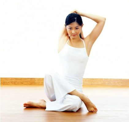 盘点简单的瑜伽瘦腰动作 让你打造完美腰线 zaoxingkong.com