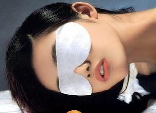 推荐7个去眼袋最有效的偏方 让你的泡泡眼彻底消失 zaoxingkong.com