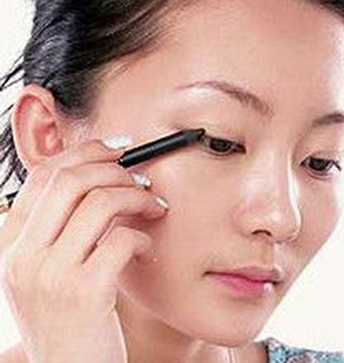 初学化妆画眼线 画眼线的基本手法 zaoxingkong.com