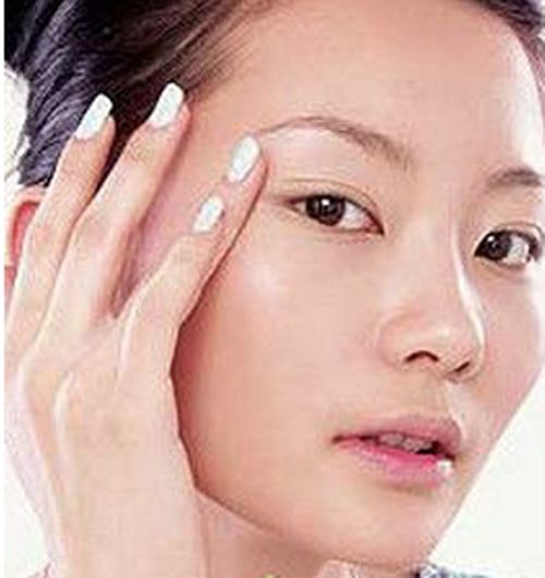 初学化妆画眼线 画眼线的基本手法 zaoxingkong.com