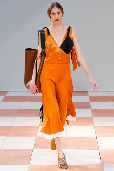 橙色连衣裙图片 散发着温暖的光辉 zaoxingkong.com