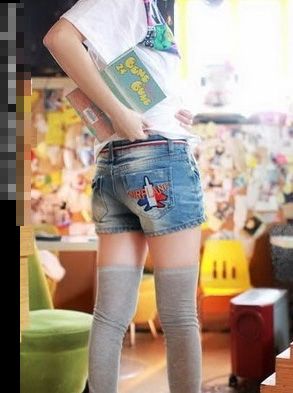 非主流搭配高腰牛仔短裤 创造你的放荡年代 zaoxingkong.com